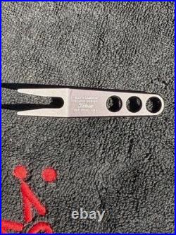 Right SCOTTY CAMERON STUDIO DESIGN No. 5 original putter cover and tool Right SCOTTY CAMERON STUDIO DESIGN No. 5 original putter cover and tool